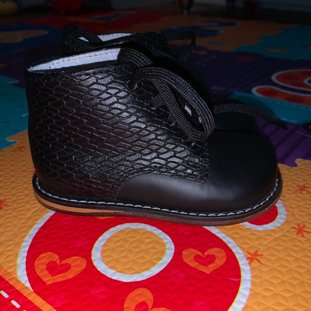 Walking shoes size 4.5 baby